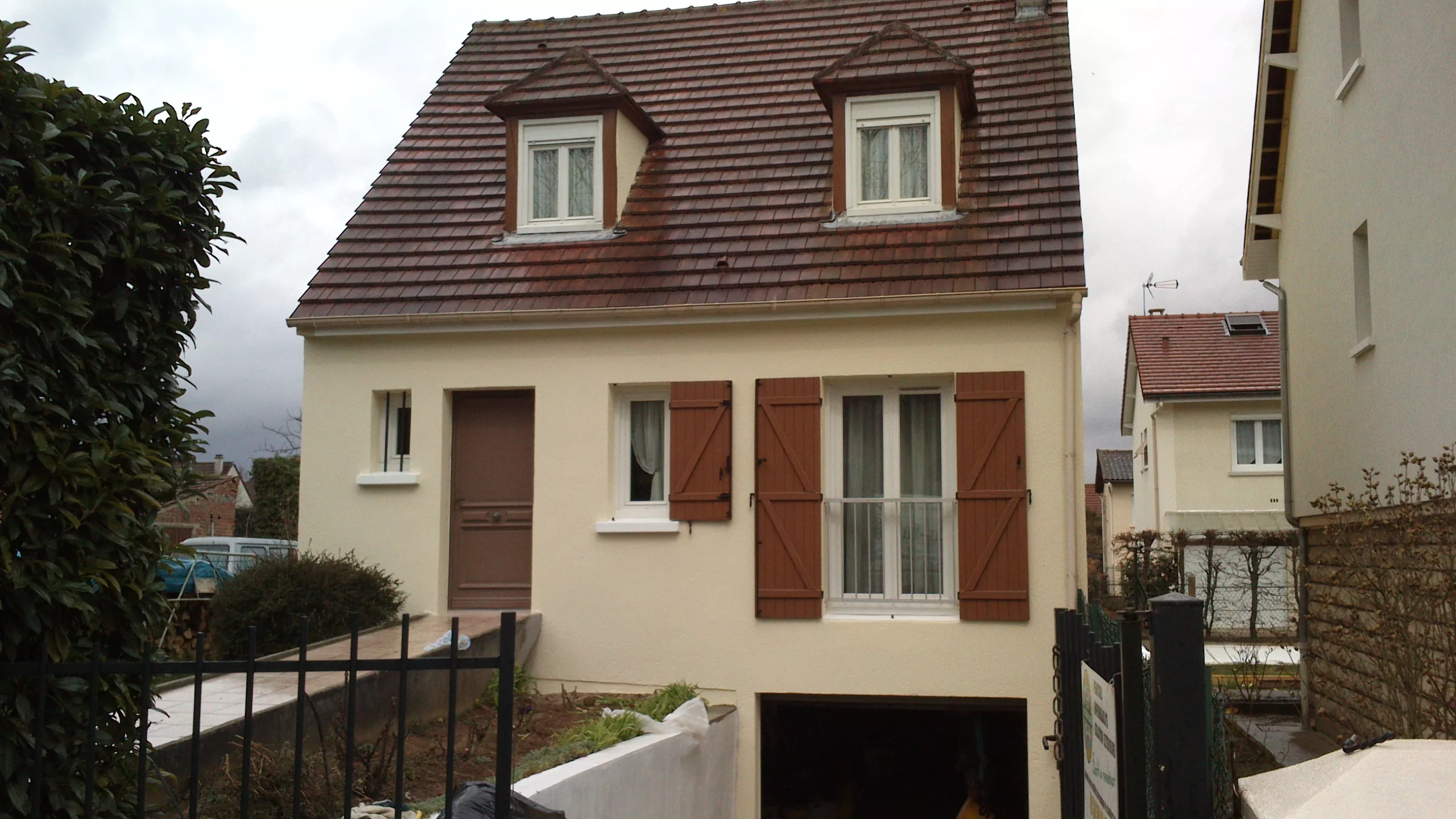 Les ravalement de peinture des façades.